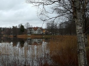 Helt stilla. Skarpa speglingar. 